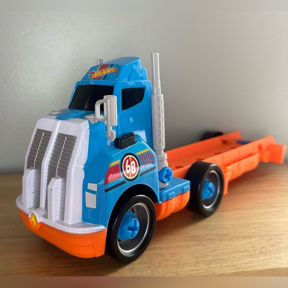Hot Wheels tool kit truck‎ toy - truck only tool kit not included